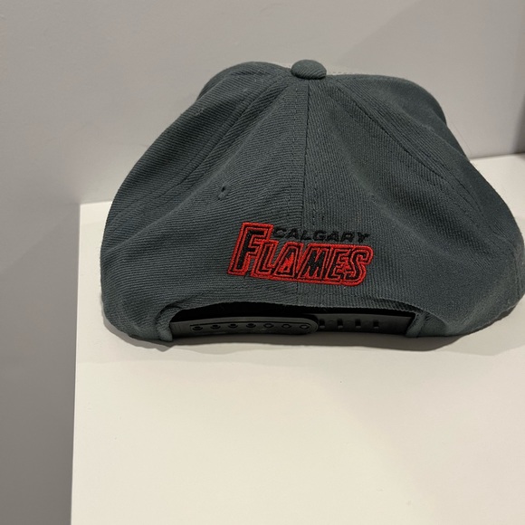 Calgary Flames Reebok SnapBack hat - Picture 3 of 3